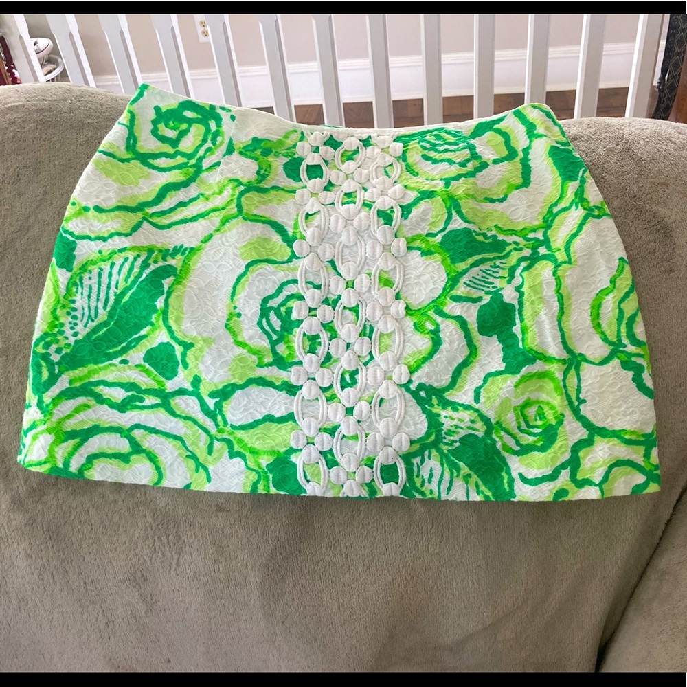 Sz 6 Short, Green & White Lilly Pulitzer Skirt. White Embellishment on Front
